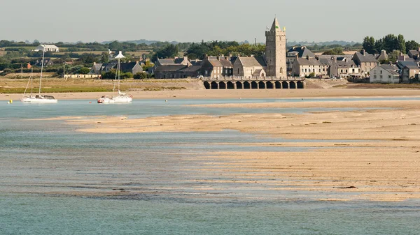 Piaszczysta plaża i wieś Portbail Normandii we Francji — Zdjęcie stockowe