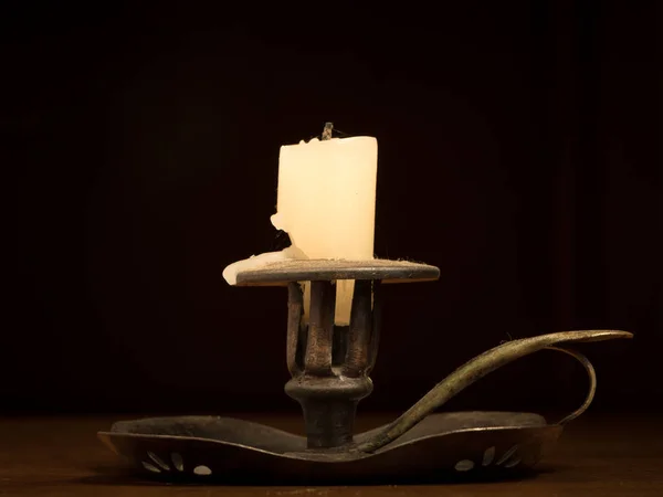 Prawie spłonął świeca na stary Świecznik — Zdjęcie stockowe