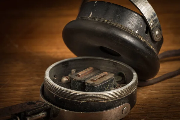 Λεπτομέρεια της παλιάς σπασμένα vintage αυτί τηλέφωνα — Φωτογραφία Αρχείου