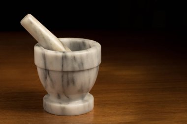 Ahşap bir masa üzerinde duran taş harç yapılmış