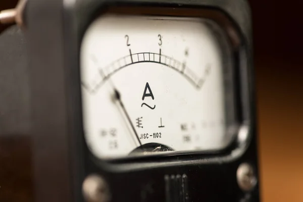 Detalhes de um velho amperímetro analógico preto — Fotografia de Stock
