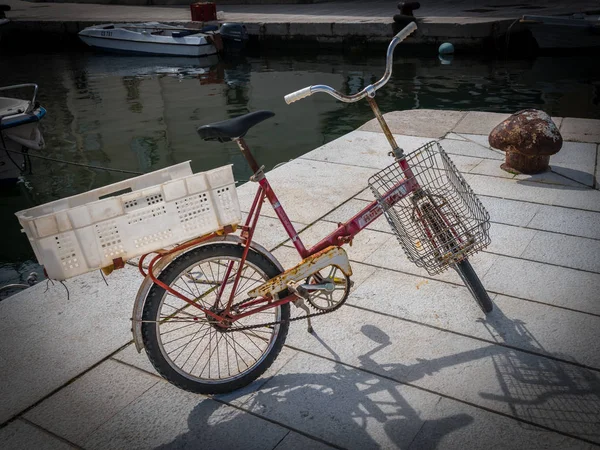 An old rusty bicycle of a fisherman — Stock Photo, Image