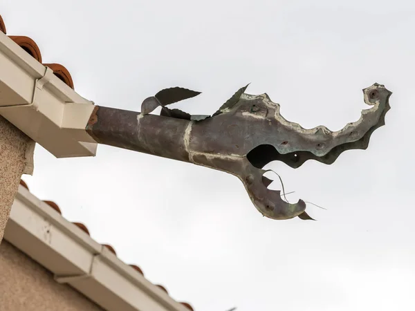 Fechar de uma gárgula feita de forma metálica de um dragão — Fotografia de Stock