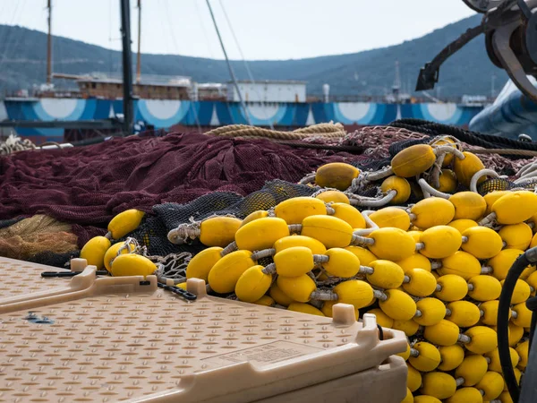 Крупный план красочной рыболовной сети, лежащей на лодке — стоковое фото