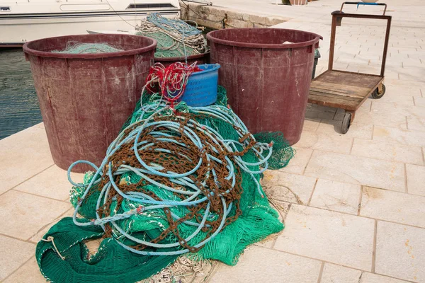 Zbliżenie zielony połowów netto, zardzewiały łańcuch i kadzi — Zdjęcie stockowe