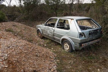 Bir alan üzerinde duran bir eski paslı kazası