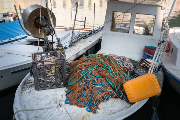 Крупный план красочной рыболовной сети, лежащей на лодке — стоковое фото
