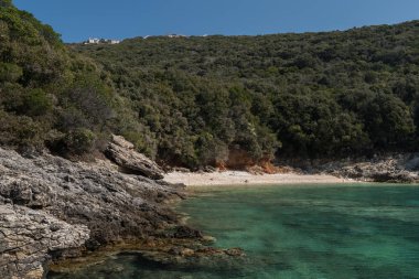 Küçük koyda yakınındaki Ustrine güneşli bir bahar