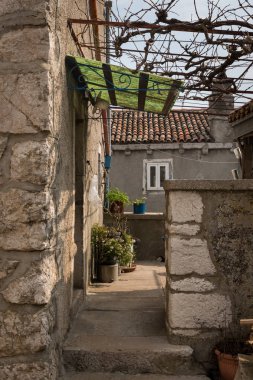 Yeşil kubbe, Lubenice eski bir evde teras ile kapı