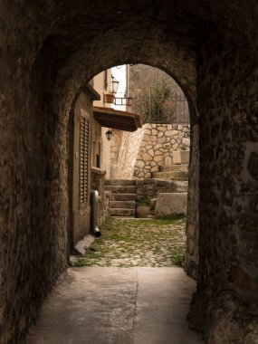 Bulutlu bir günde alleyway içinde Beli bahar