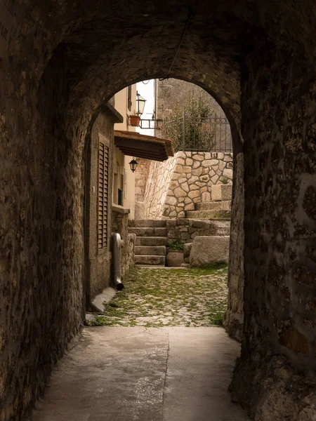 Bulutlu bir günde alleyway içinde Beli bahar