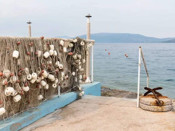 Red de pesca colgando para secar cerca del mar — Foto de Stock