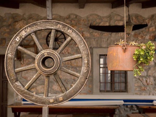 Altes Wagenrad hängt, Dekoration für ein Wirtshaus — Stockfoto