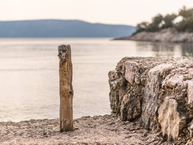Tekneler Hırvatistan bir koyda demirleme için küçük ahşap direk