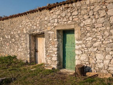 İki eski ahşap kapı ile taş ev