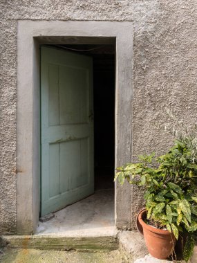 Hırvatistan'daki eski bir ev, açık kapı