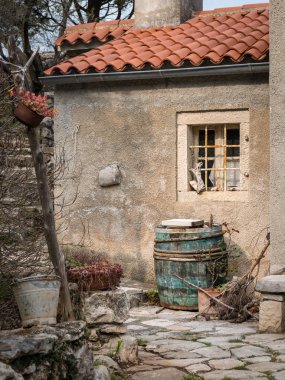 Önünde Valun eski bir evde şarap varil