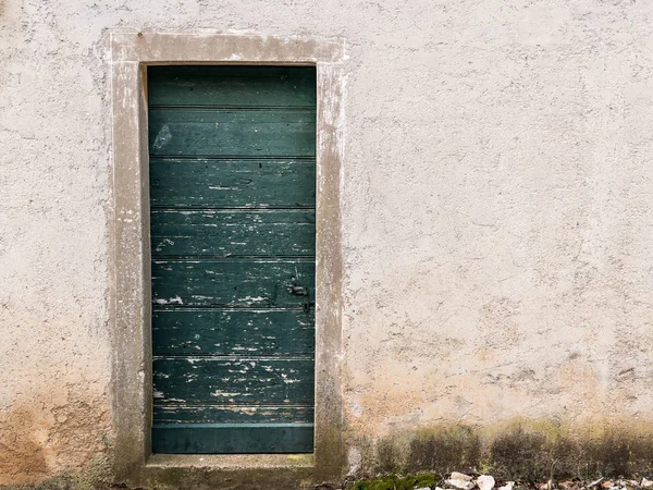 Çok eski yıpranmış yeşil kapı ahşap — Stok fotoğraf