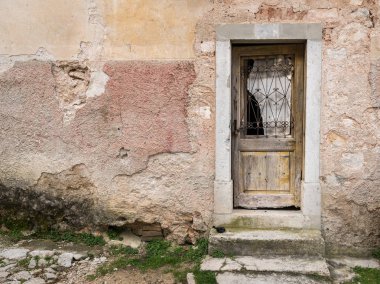 Çok eski yıpranmış kapı ahşap, kırık cam ürünleri