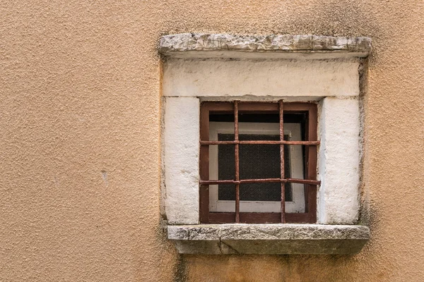 Piccola finestra con cancello a griglia in Croazia — Foto Stock