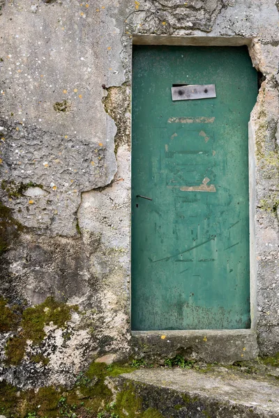 Puerta verde muy vieja envejecida hecha de madera — Foto de Stock