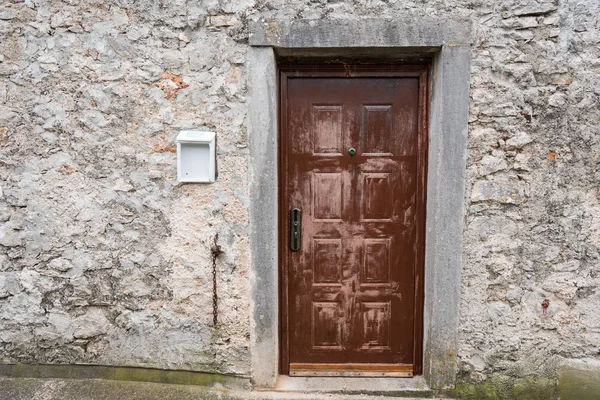 Çok eski yıpranmış kahverengi kapı ahşap — Stok fotoğraf