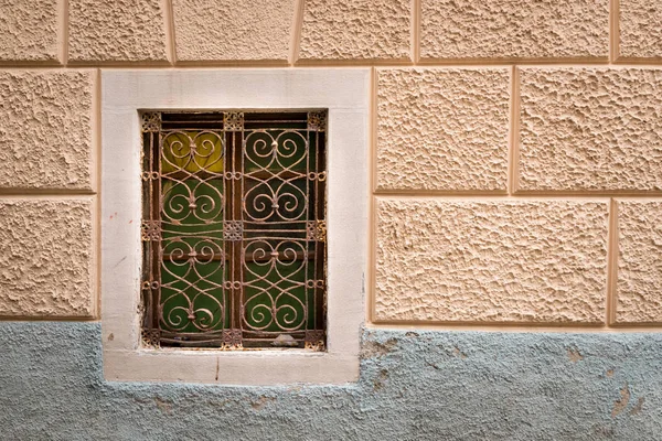 Pequeña ventana con rejilla ornamentada en Croacia — Foto de Stock