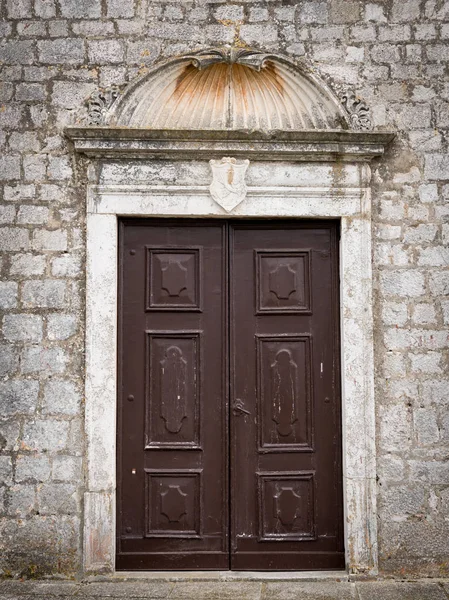 Porta fechada de um mosteiro cristão na Croácia — Fotografia de Stock
