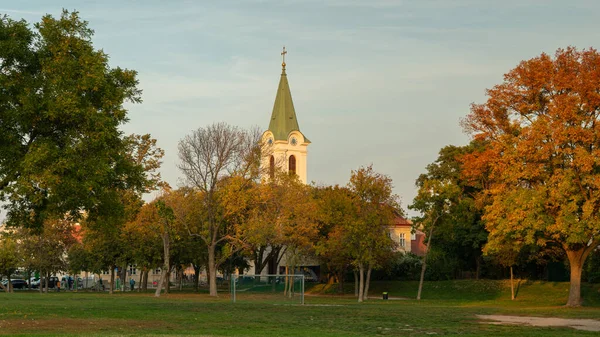 Jedlesee Auparkとカラフルな秋の夜の教会 — ストック写真