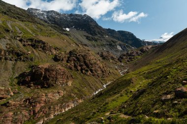 Yazın güneşli bir günde Melago yakınlarında vadi ve dağlar
