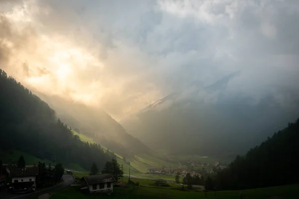 Cielo dramático cerca de Unser Frau en una mañana nublada en verano — Foto de Stock