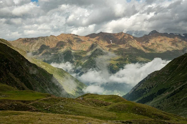 여름의 화창 한 날에는 오세르 길 근처의 계곡 과산들 — 스톡 사진