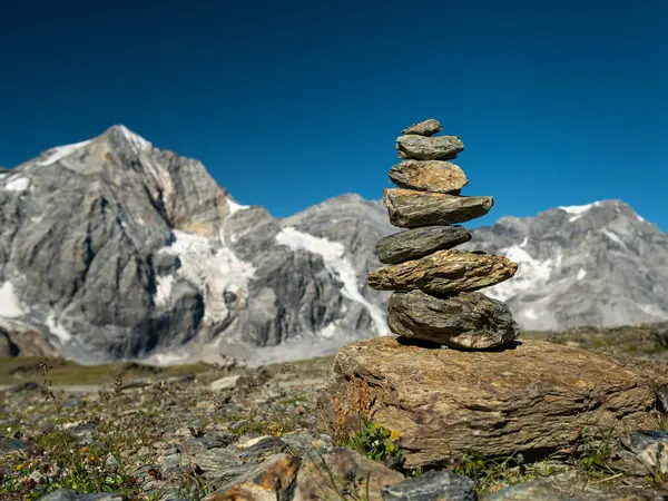 어느 화창 한 여름날 석쇠 위에 돌을 쌓아 올렸다 — 스톡 사진