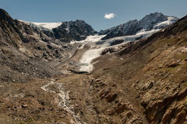 Yazın güneşli bir günde Melago yakınlarında dağlar ve buzullar