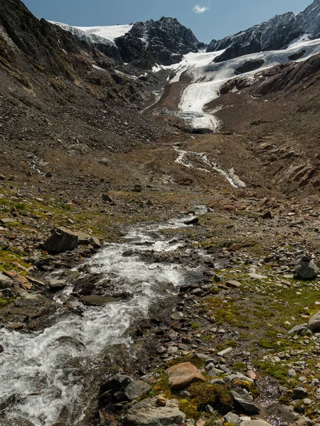 夏の晴れた日には、メラゴ近くの山と氷河 — ストック写真
