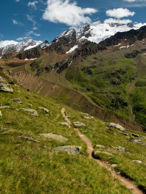 Yazın güneşli bir günde Melago yakınlarında vadi ve dağlar