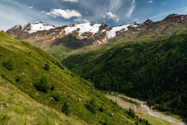 Yazın güneşli bir günde Melago yakınlarında vadi ve dağlar