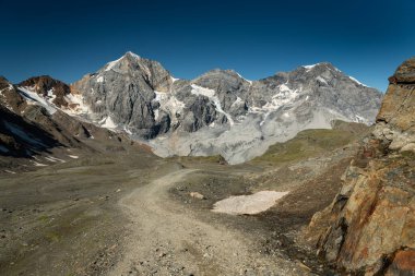 Yaz aylarında güneşli bir günde Sulden yakınlarındaki Ortler Alpleri