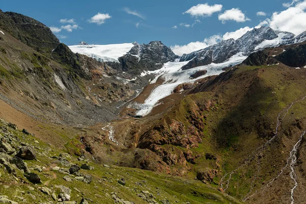 Valle e montagne vicino a Melago in una giornata di sole in estate — Foto Stock