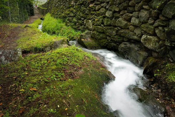Canal de irrigação nas montanhas do Tirol do Sul — Fotografia de Stock