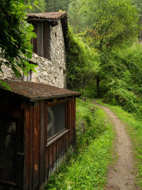 Güney Tyrol 'daki sulama kanalı boyunca terk edilmiş eski bir değirmen.