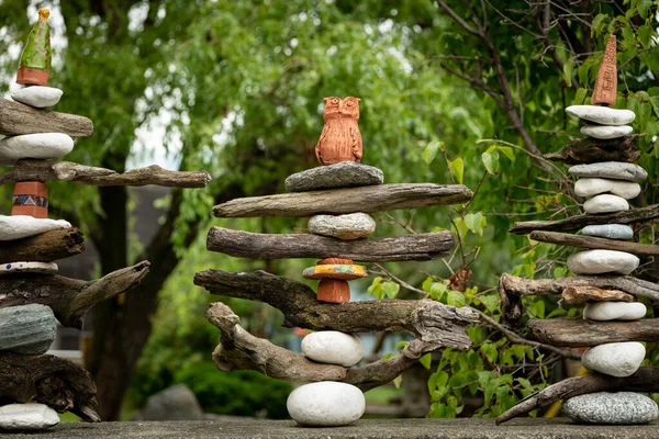 Красива стопка з каменів і старого дерева і фігура сови — стокове фото