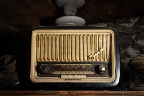 An old radio standing on a dresser — Stock Photo, Image