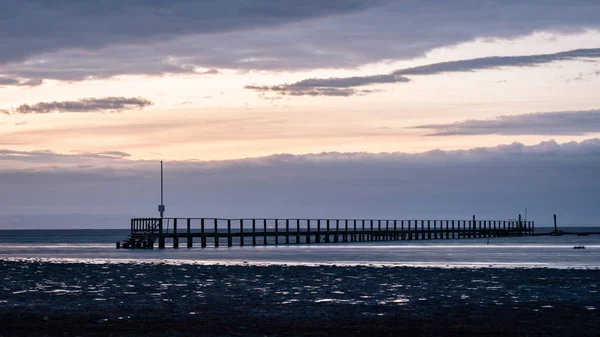 Jetty i havet på en molnig dag på hösten — Stockfoto