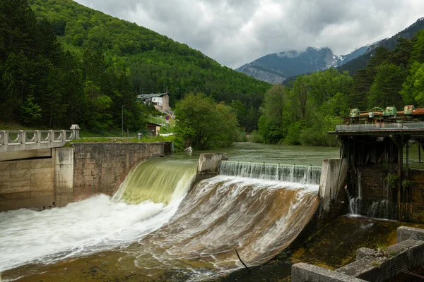 Weir, yazın bulutlu bir günde Hirschwang 'da Schwarza nehrinde. — Stok fotoğraf