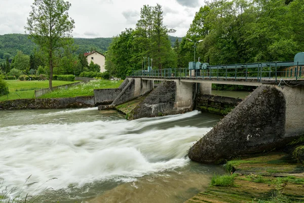 Weir en el río Schwarza en Reichenau en un día nublado en verano — Foto de Stock