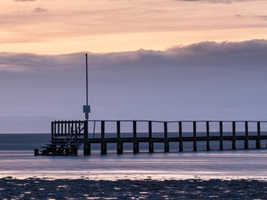 Sonbaharda bulutlu bir günde denizdeki Jetty