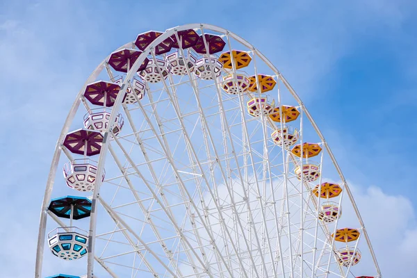 Upper part of ferris wheel with different colored gondolas — Stock Photo, Image