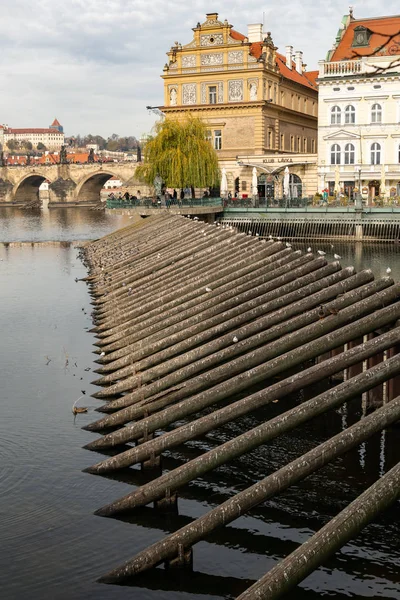 Řeka Vltava, Karlův most a ledové stráže v Praze za slunečného podzimního dne — Stock fotografie