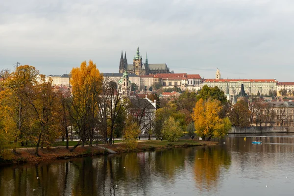 Rivière Vltava et château de Prague par une journée ensoleillée en automne — Photo